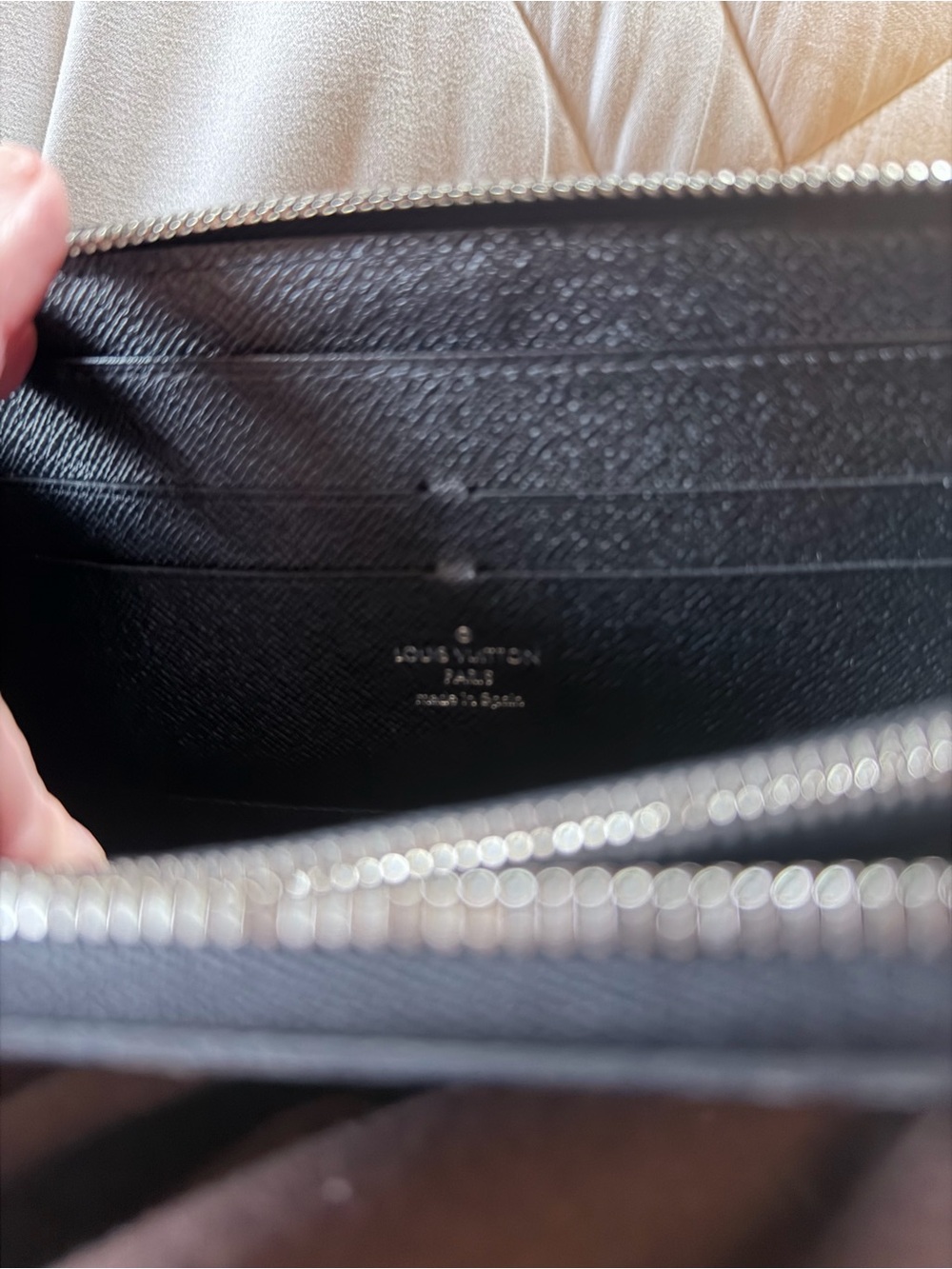 Louis Vuitton Zippy Wallet in Black Epi leather with silver hardware - Picture 7 of 14